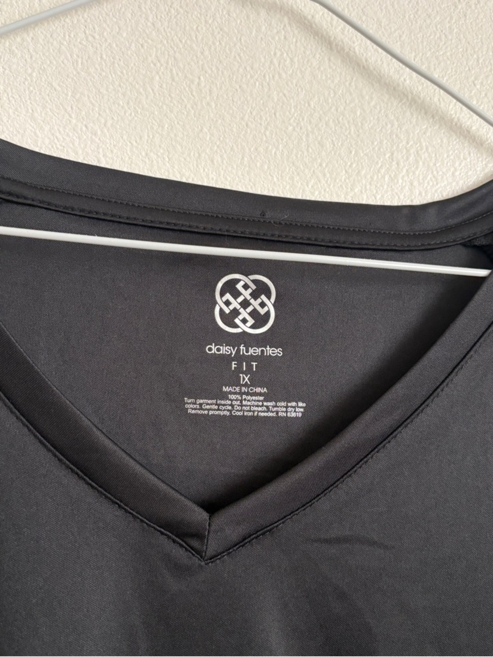 Daisy Fuentes Black V-Neck Performance Top Athletic Dri Fit 1X - Picture 4 of 5